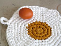 sous plat en forme d'oeuf au crochet