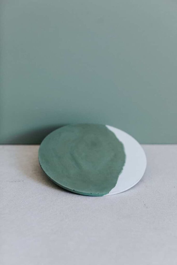 sous plat béton vert Gene par ZURI